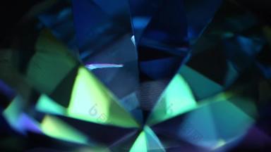 色彩斑斓的旋转钻石蓝宝石
